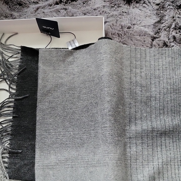 Nuna Black and Gray 100% Cashmere Scarf - Picture 4 of 4